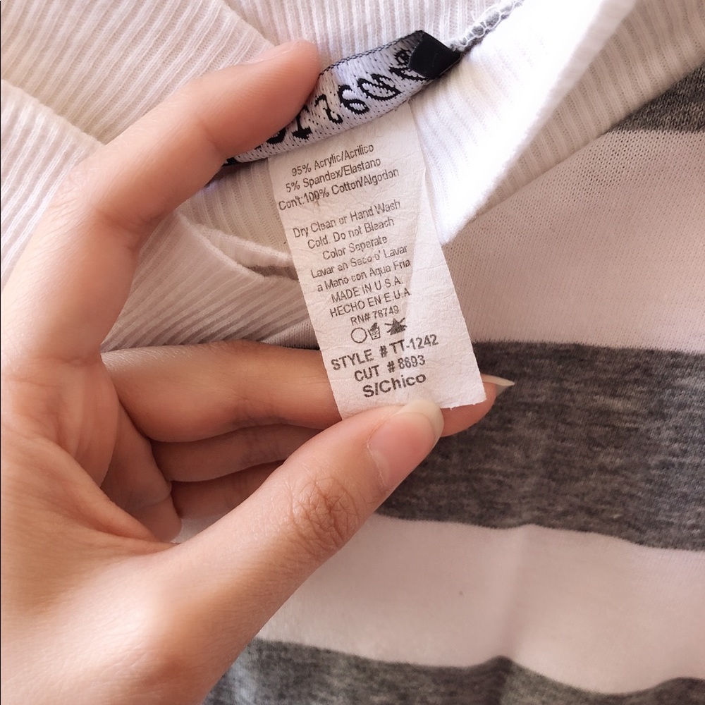 Wet Seal Short Sleeve V Neck Top - Picture 2 of 4
